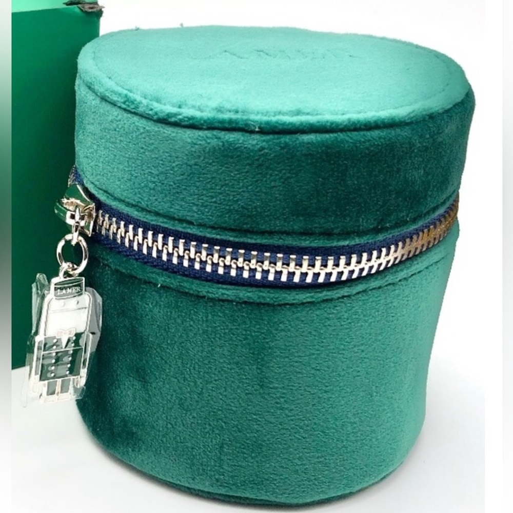 La Mer Green Velvet Round Travel Case + Nutcracker Charm Holiday 2023 Limited